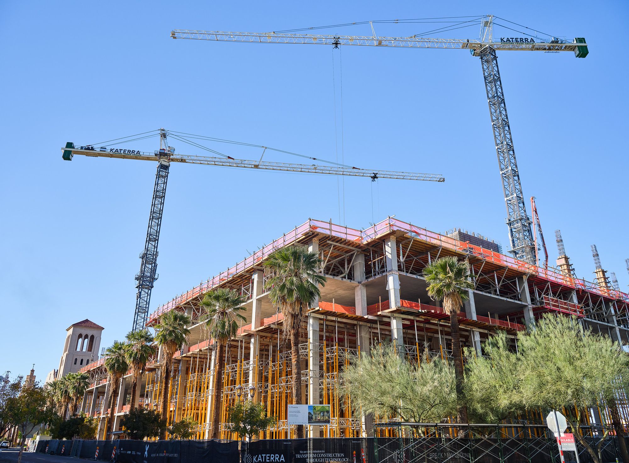 建設途中のアリゾナ州フェニックスの複合施設「X Phoenix」。"X Phoenix - New Housing Project Under Construction" by Tony Webster is licensed under CC BY 2.0