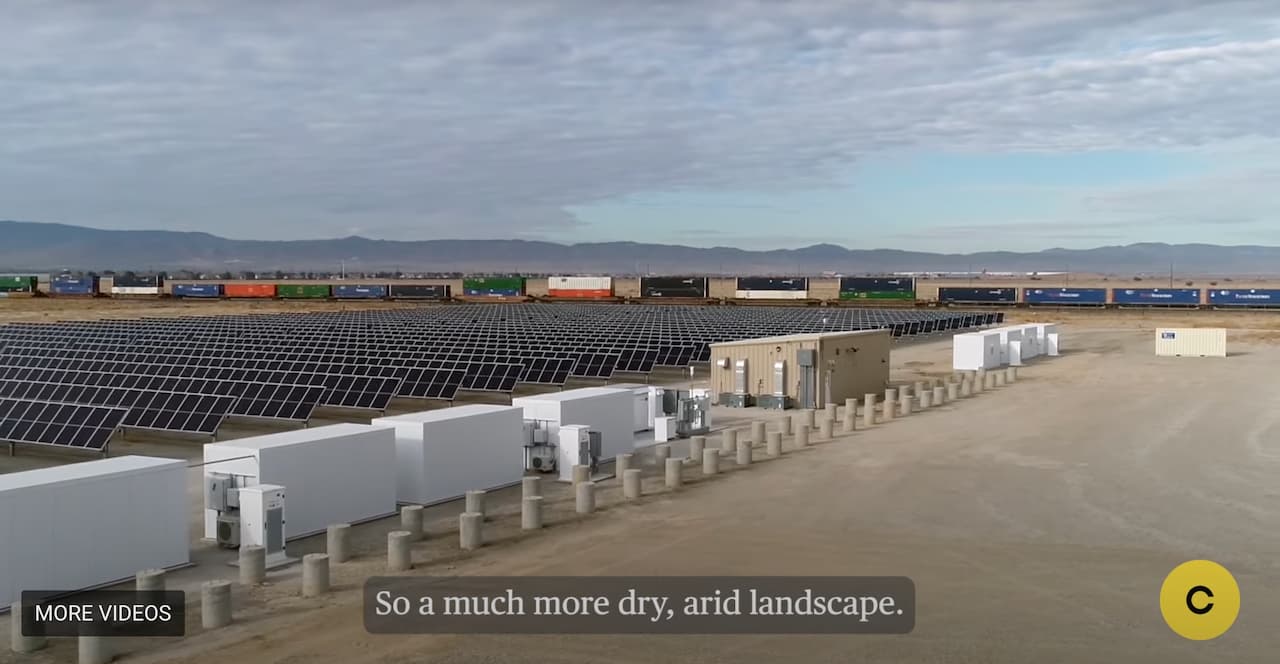 太陽電池アレイに併設されている蓄電施設