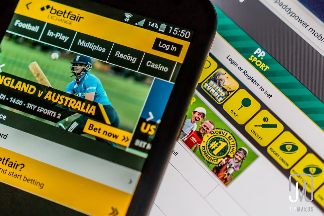 スマートフォンでの賭けが業界を席巻し始めている。 "Betfair & PaddyPower" by Jim Makos is licensed under CC BY-ND 2.0