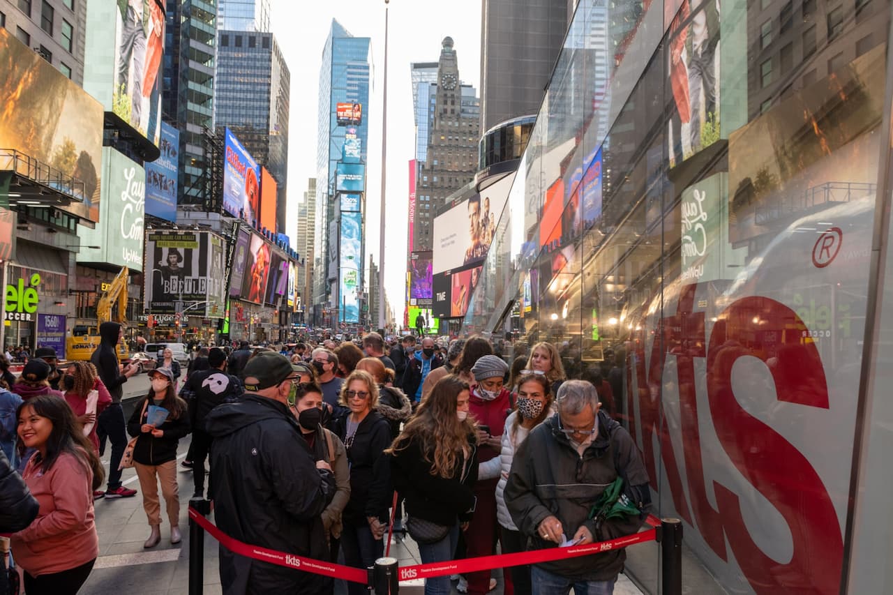 2021年11月12日、ニューヨークのタイムズ・スクエアでは、ブロードウェイ・ショーのチケットを購入するために観光客が列を作っていた。Photographer: Alexi Rosenfeld/Getty Images North America