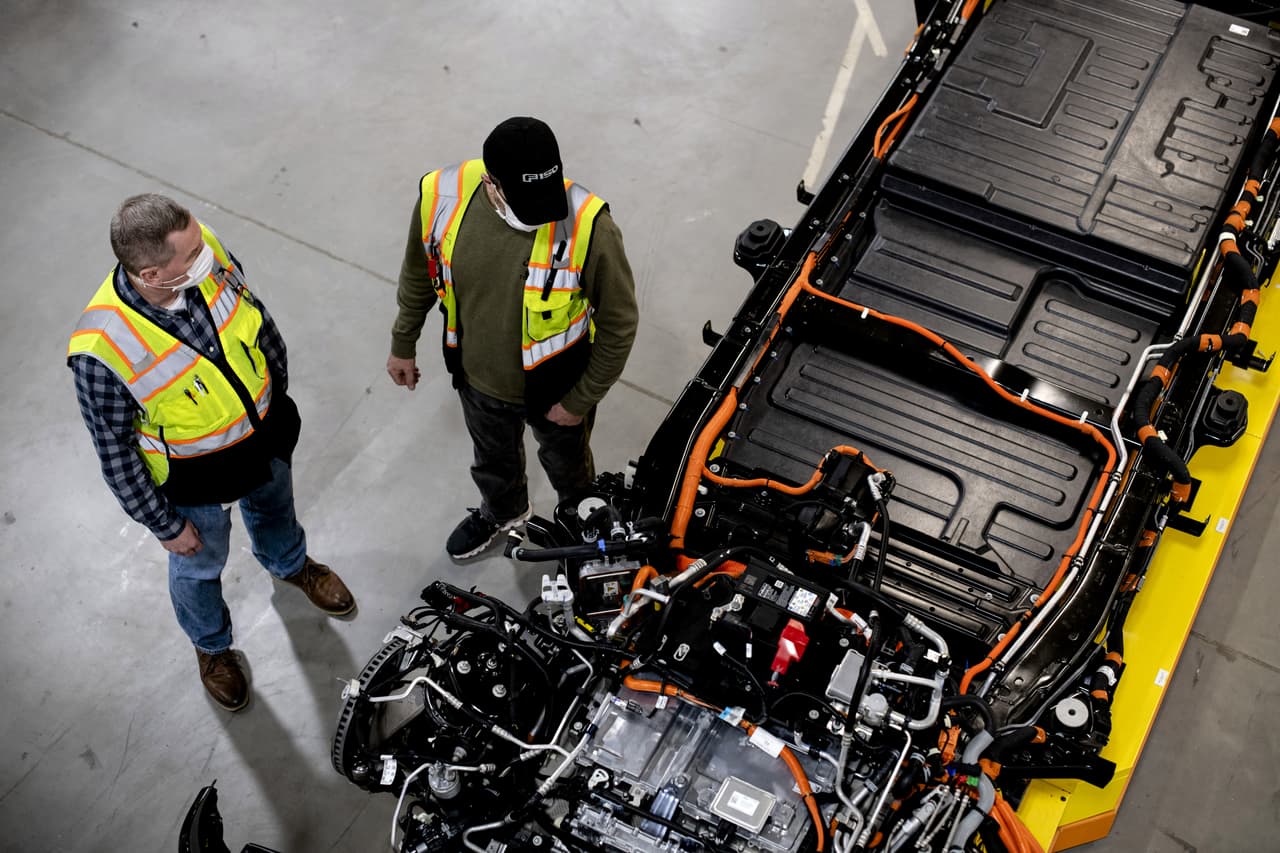 2022年1月25日、ミシガン州ディアボーンにある同社の工場で生産されている、人気のF-150のバッテリー版であるフォードの2022年型F-150ライトニング・ピックアップトラック(写真)。当初7万5,000台のライトニングを製造する予定だったフォードは、今月、生産台数を倍増すると発表した。(Brittany Greeson/The New York Times)