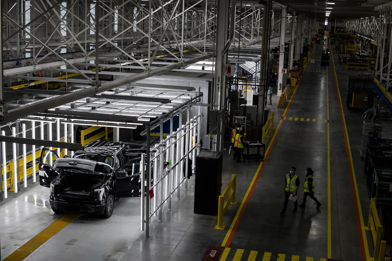 2022年1月25日、ミシガン州ディアボーンの同社工場で生産されている、人気のF-150をバッテリーで駆動させたピックアップトラック「Ford 2022 F-150 Lightning」。フォードのディアボーン・トラック工場は、生産量を拡大するために建設中である。 (Brittany Greeson/The New York Times)