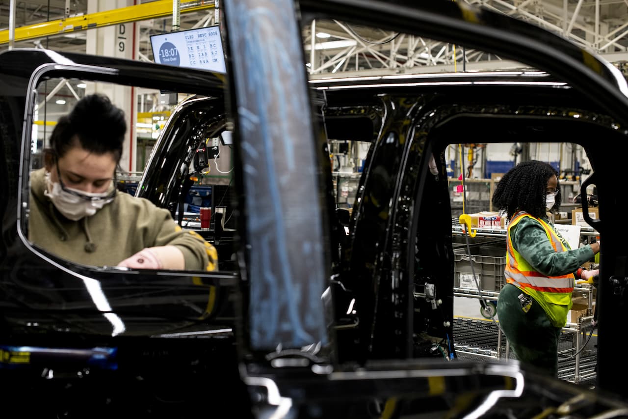 2022年1月25日、ミシガン州ディアボーンの同社工場で生産されている、人気のF-150をバッテリーで駆動させたピックアップトラック「Ford 2022 F-150 Lightning」。フォードは、ライトニングピックアップの生産台数が2年分以上の20万台に達したため、予約受付を終了した。(Brittany Greeson/The New York Times)