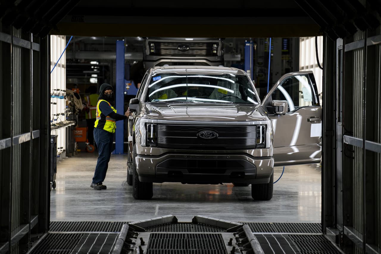 2022年1月25日、ミシガン州ディアボーンの同社工場で生産されている、人気のF-150をバッテリーで駆動させたピックアップトラック「Ford 2022 F-150 Lightning」。電池駆動の自動車が普及すれば、スモッグの原因のひとつである排気ガスを削減することができる。(Brittany Greeson/The New York Times)