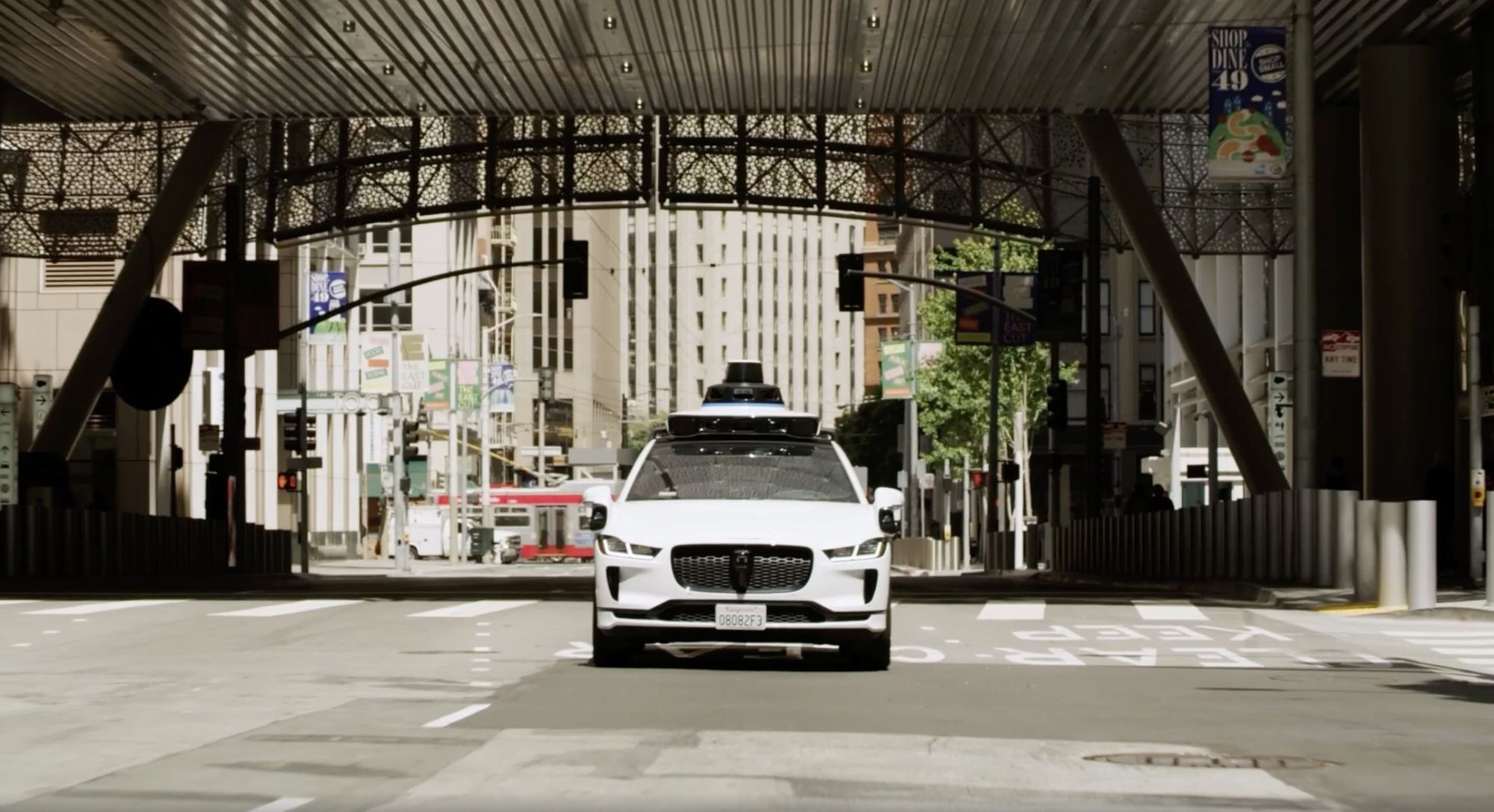 サンフランシスコ市内を走行するウェイモの全電気自動車「Jaguar I-PACE」