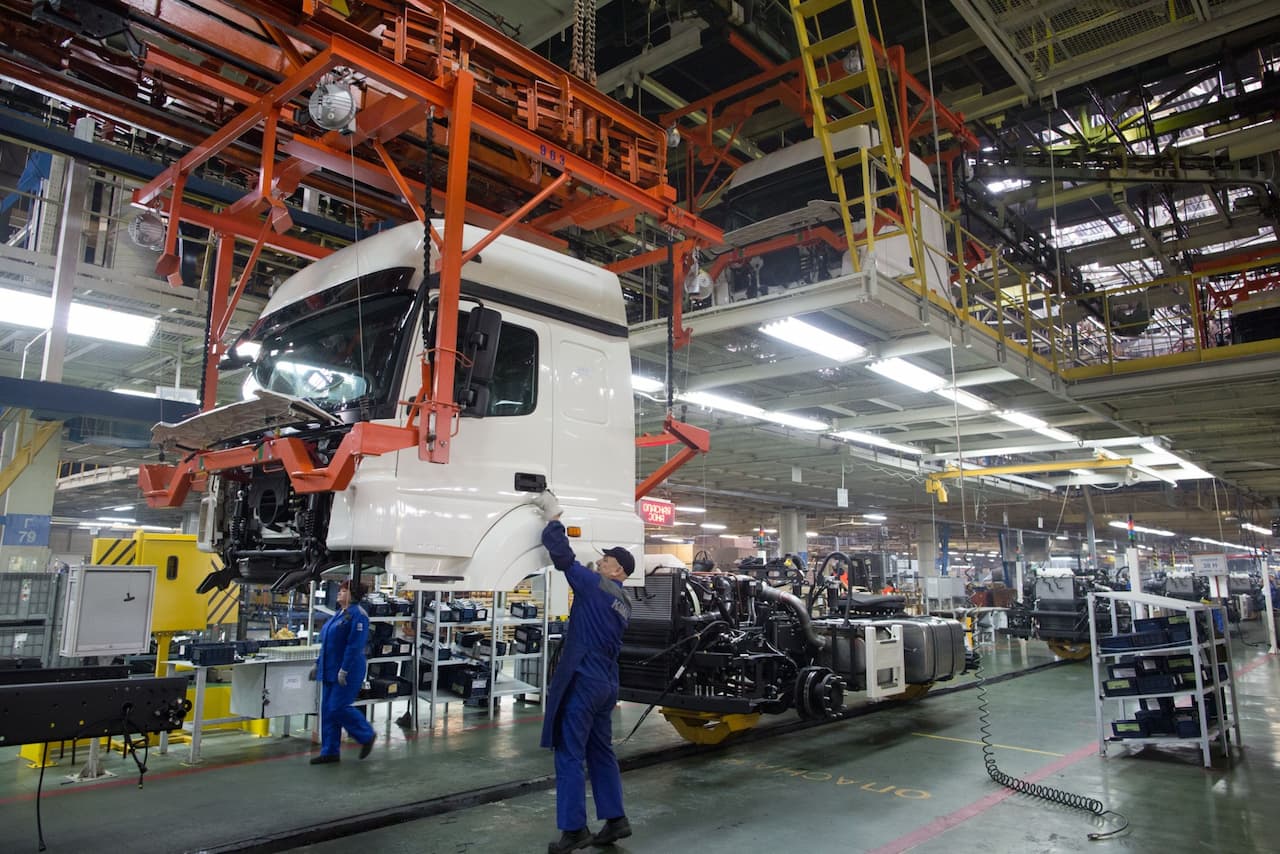 ロシア、ナベレジヌイェチェルヌイのカマズトラック工場の生産ライン。写真家:Andrey Rudakov/Bloomberg