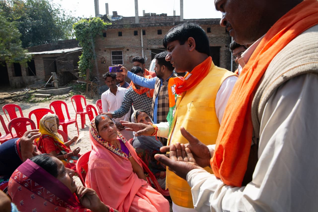 ウッタル・プラデーシュ州での選挙キャンペーン。タンダで村人たちに話しかけるカピル・デオ・ベルマ。写真家：Ruhani Kaur/Bloomberg