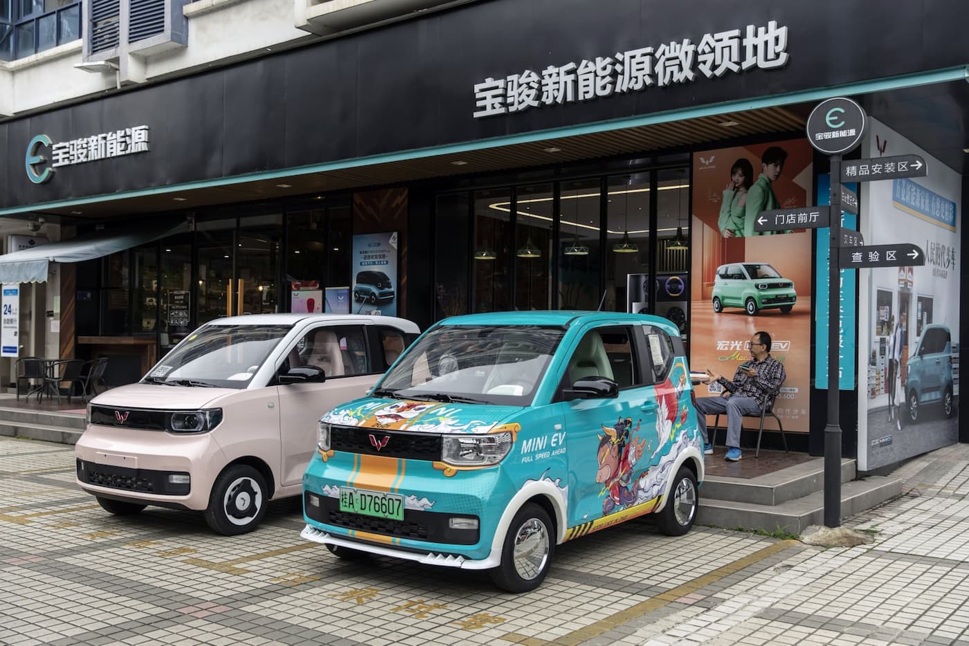 中国・柳州市の販売店の外に置かれた「宏光 MINI EV」。カメラマン:Qilai Shen/Bloomberg