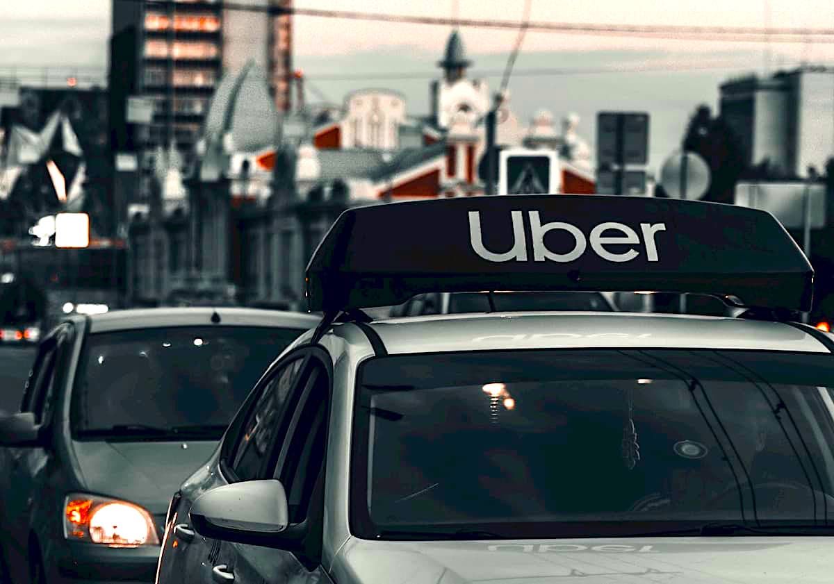 英Uber運転手が「AIによる解雇」を違法として提訴