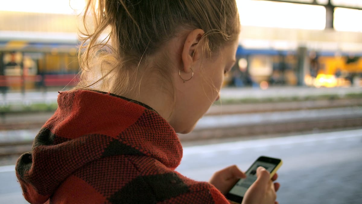 SNSは10代を不幸にするか: 敏感な年齢がある