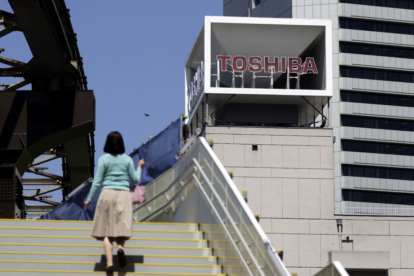 東芝、ブラックストーンとKKRが共同入札を検討する中、支援銀行を追加