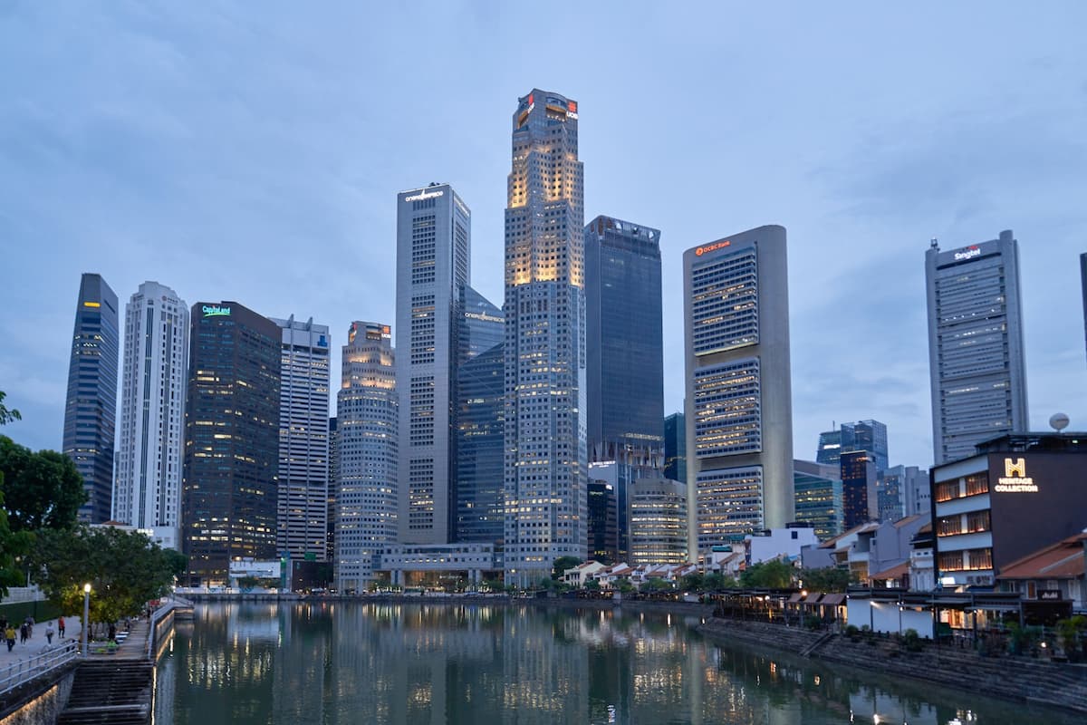 SVBの混乱はシンガポールの不動産業者の憂鬱を晴らす：Andy Mukherjee