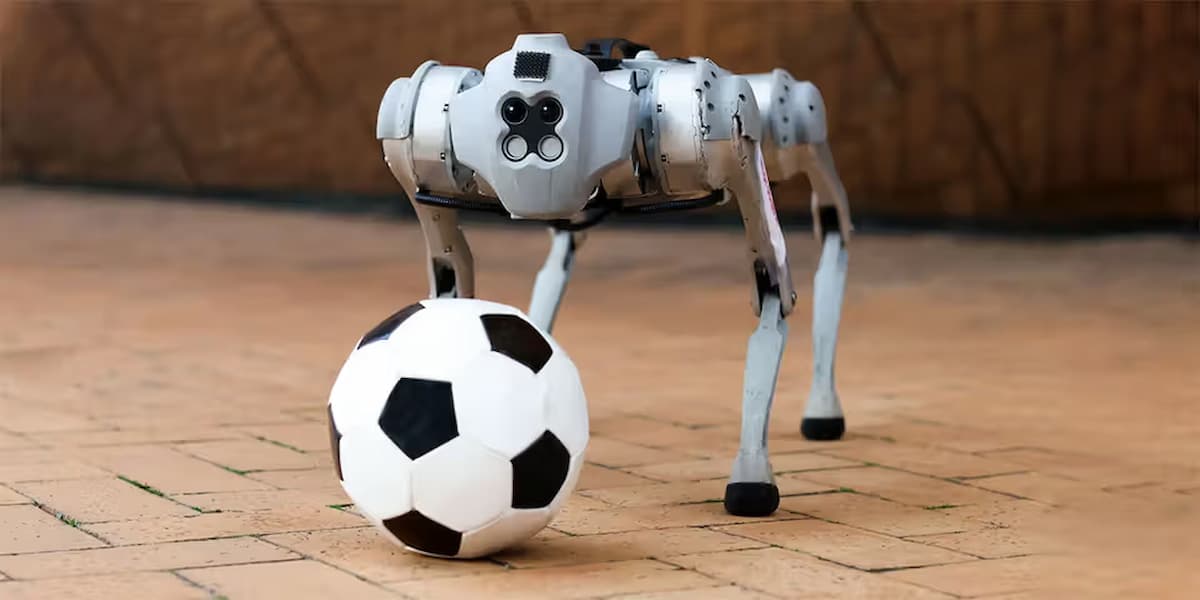 ドリブルできる犬型ロボットが登場