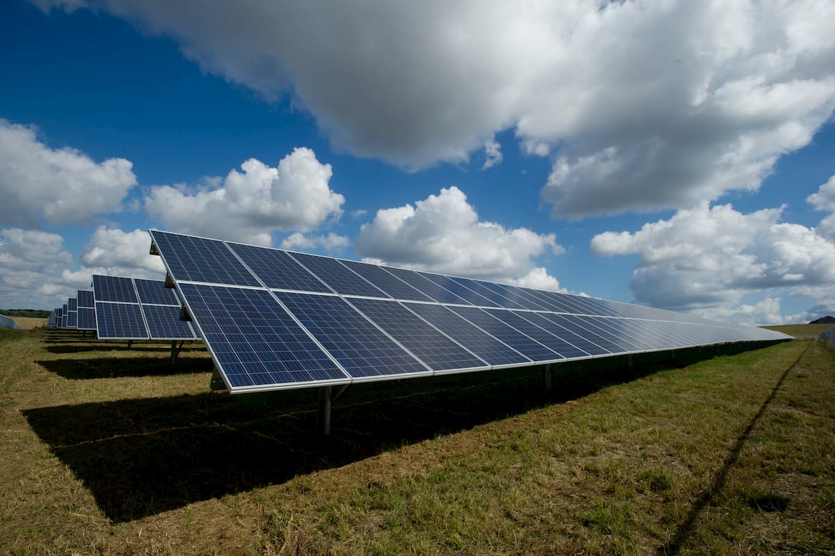 太陽電池の変換効率、現状の2倍以上の66%を達成可能か