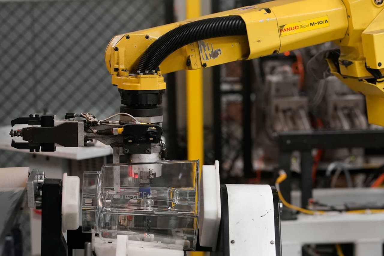 日本の産業用ロボットが世界の製造業に不可欠な理由