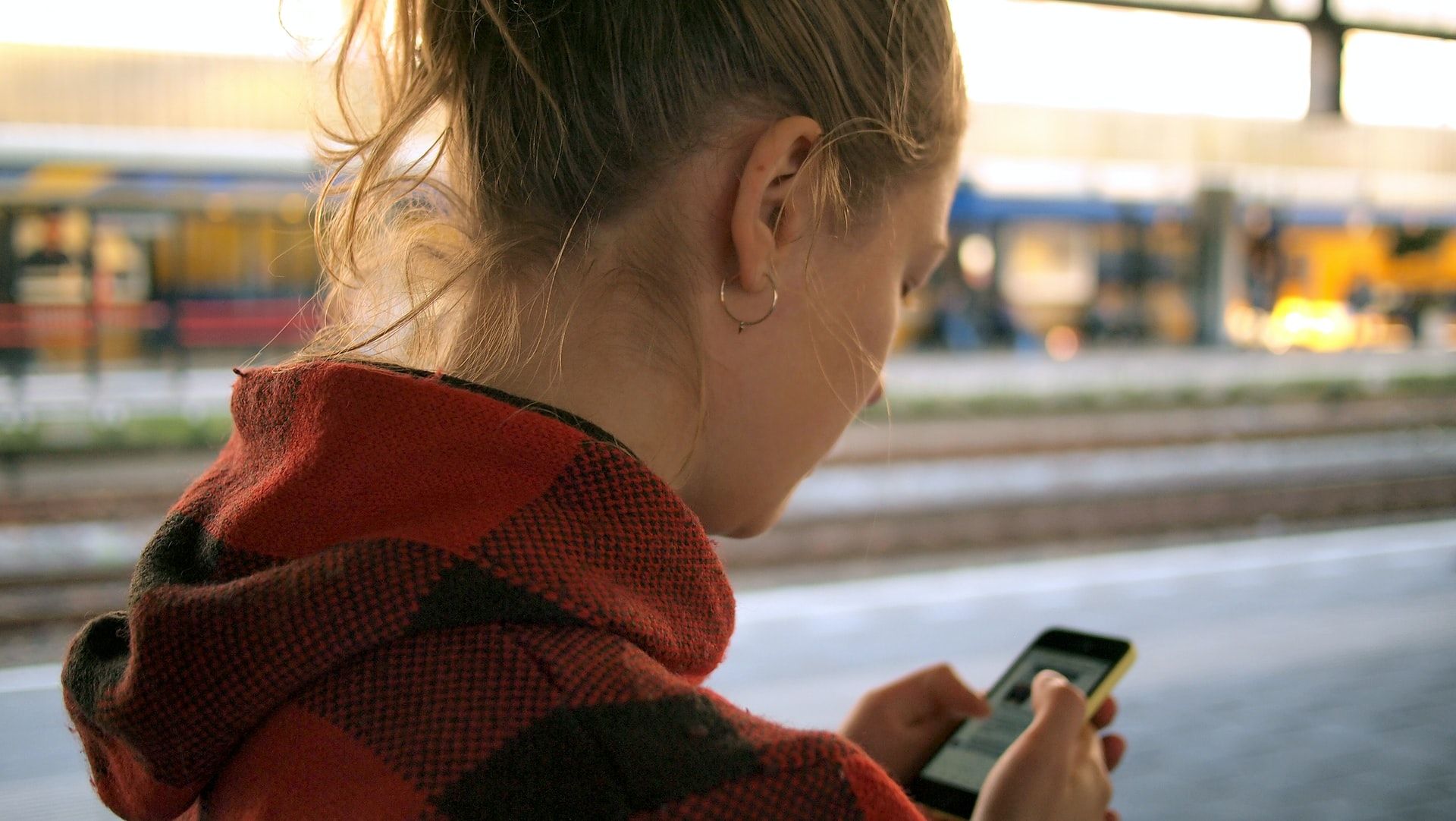 SNSは10代を不幸にするか: 敏感な年齢がある