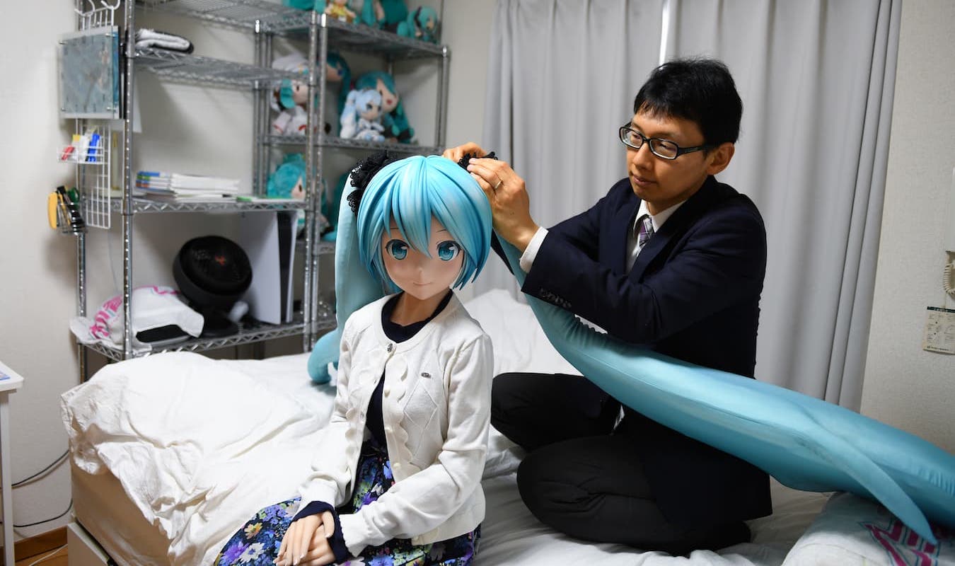 初音ミクと結婚した男性 「一緒にいると笑顔になれる」
