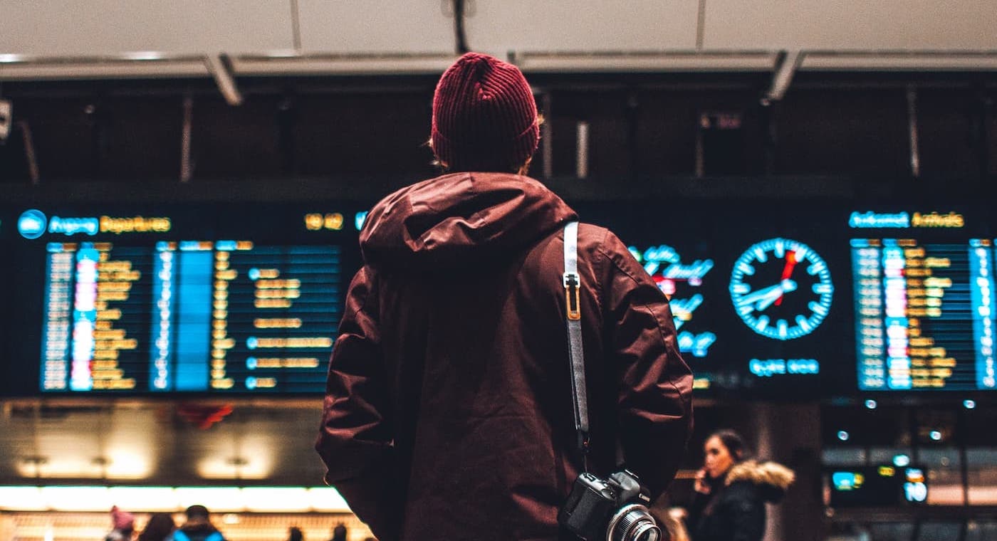 旅行解禁で生じた空前のラッシュが大混乱を引き起こしている