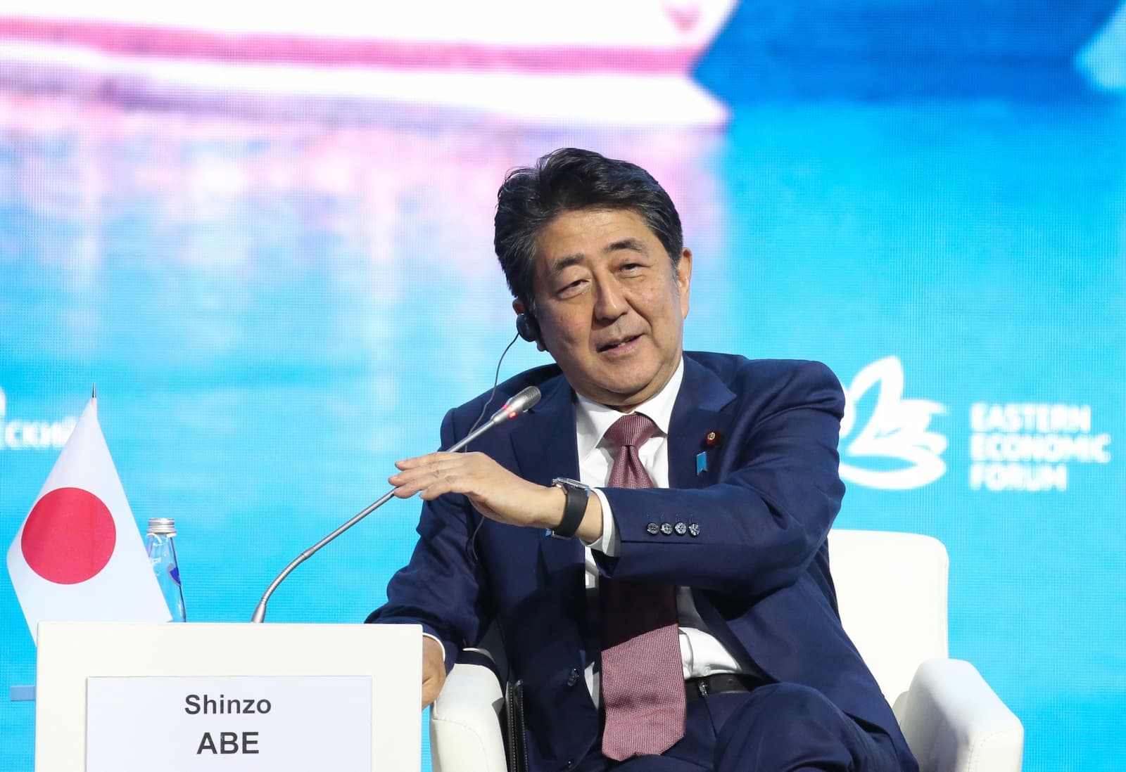 安倍元首相が安保と経済で持論を展開 英エコノミスト誌インタビュー