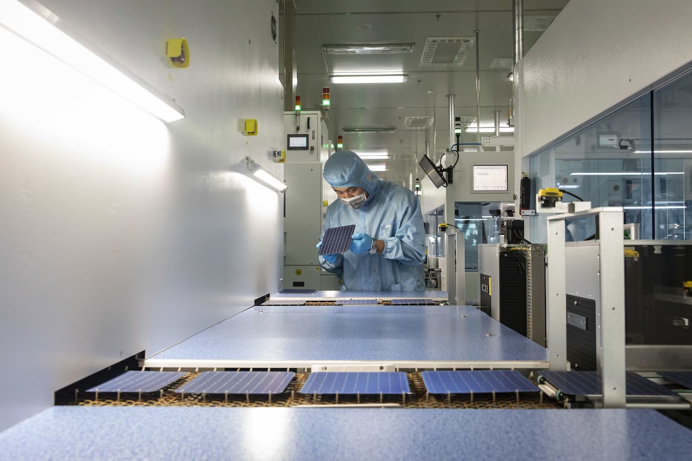 中国太陽電池大手2社が技術標準の28ミリ差で争う