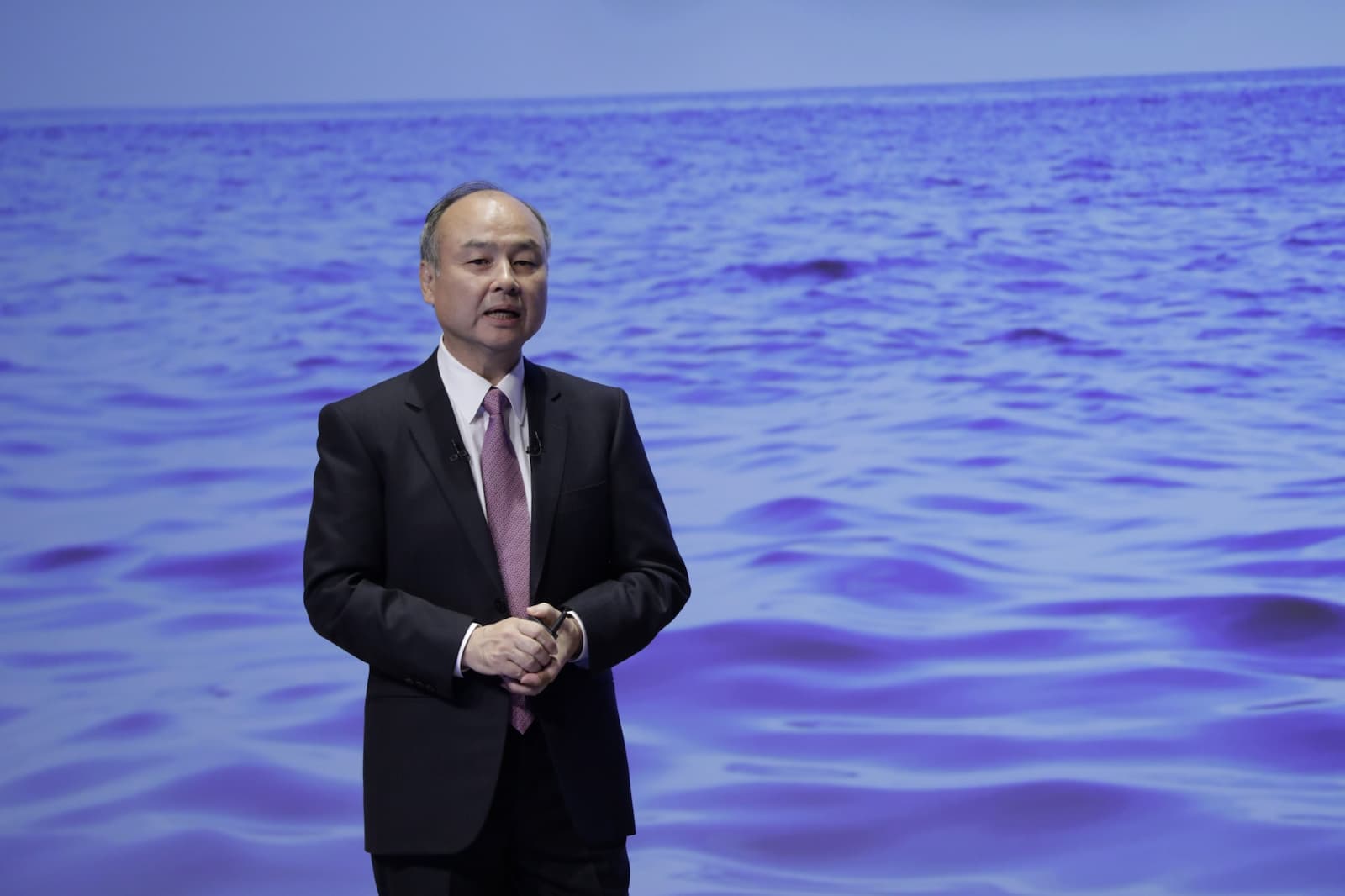 孫正義氏、340億ドル損失で動揺する株主と対面へ