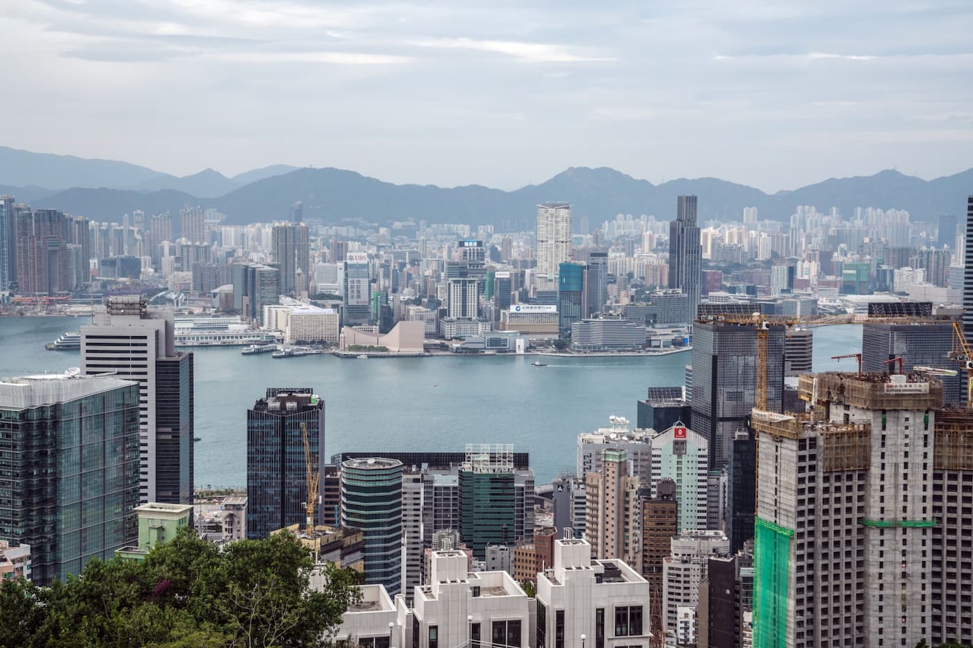 香港は金融の中心地であることを証明するために戦っている