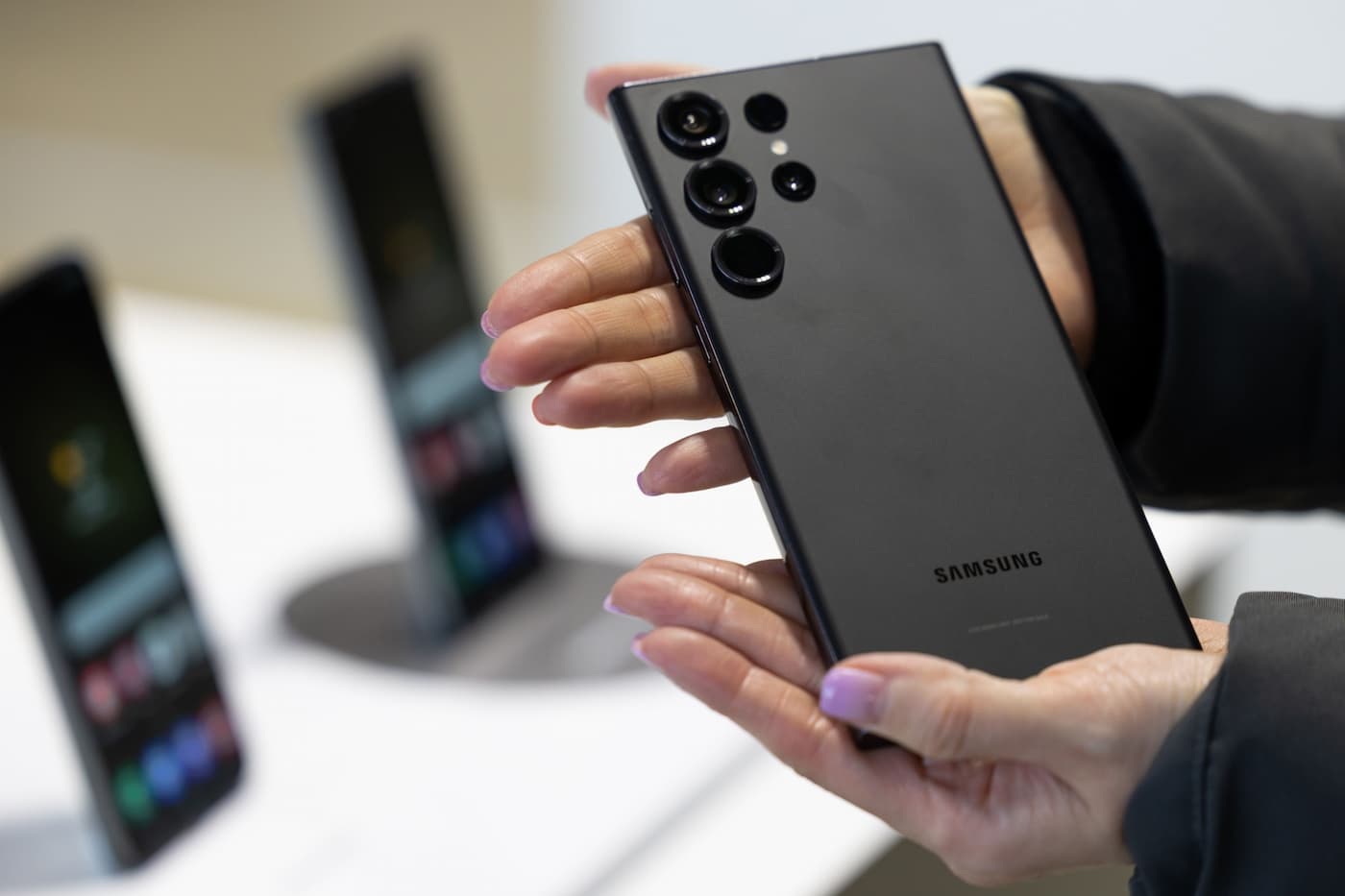 サムスン、旗艦スマホ2桁の伸び目指す-高級機種重視の新戦略で