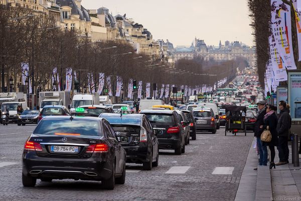 仏の新法、自動車CMに「徒歩か自転車を優先して」の表示を義務化