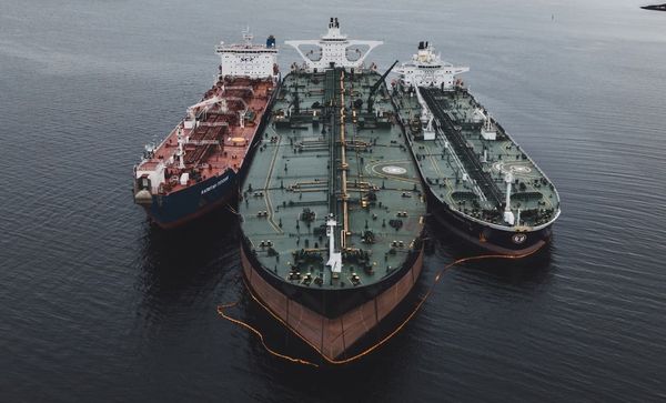 中国人商人がロシア産原油の闇輸送のためタンカー13隻を3.8億ドルで買う