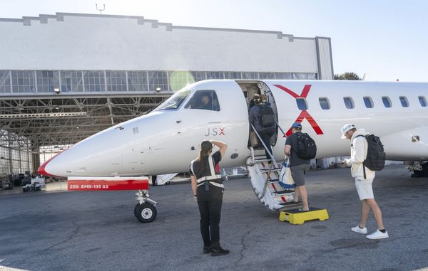イーロン・マスク、小型衛星で航空機内Wi-Fiに参入