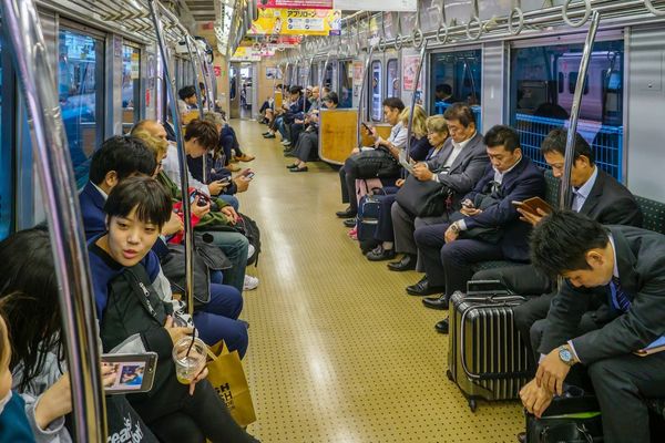 転職は弱いツテを頼れ：2千万人のキャリア分析が示唆
