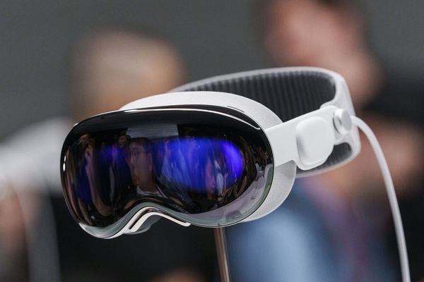 アップル、「Vision Pro」ヘッドセットの生産予想引き下げ－報道［ブルームバーグ］