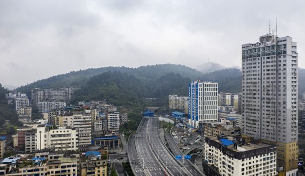 中国経済に迫る危機: 地方政府の隠れ債務問題の深刻化［ブルームバーグ］
