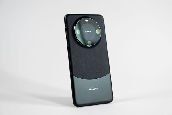ファーウェイのサプライズ・スマホがバイデン政権懐疑派に弾みをつける［ブルームバーグ］